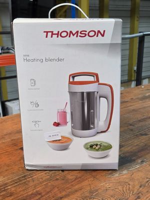 une boîte contenant un mixeur, posée sur une table