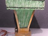 une lampe surmontée d'un abat-jour vert