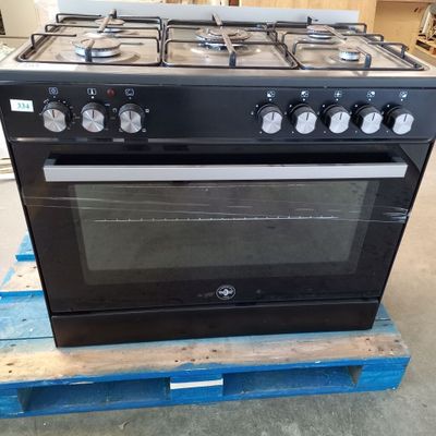 stove with four burners and four burners on a pallet in a warehouse