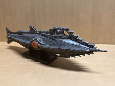 un gros plan d'une maquette de vaisseau spatial posée sur une table