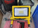 un projecteur jaune posé au sommet d'un tas d'ordures