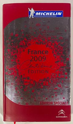 un livre rouge avec la photo d'un homme sur la couverture