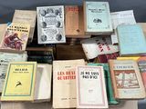 beaucoup de livres empilés les uns sur les autres sur une table