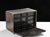 une image représentant une commode en bois dont la porte est ouverte