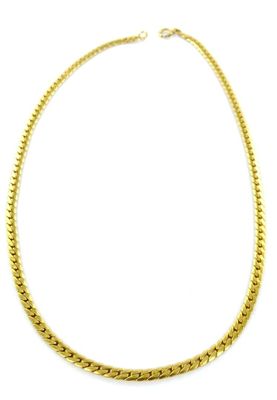 un collier en or sur fond blanc
