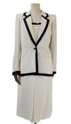le costume est blanc et noir, avec une bordure noire