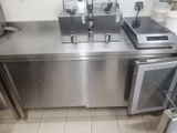 trois machines posées sur un comptoir
