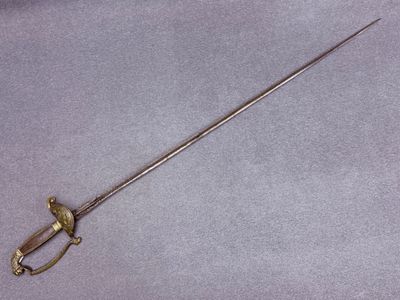une image d'une épée avec un manche sur une table