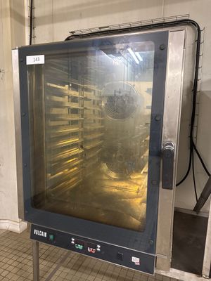 une image d'un four commercial dans une cuisine commerciale