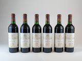 six bouteilles de vin sont alignées sur une surface blanche