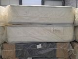 de nombreux matelas empilés les uns sur les autres dans un entrepôt