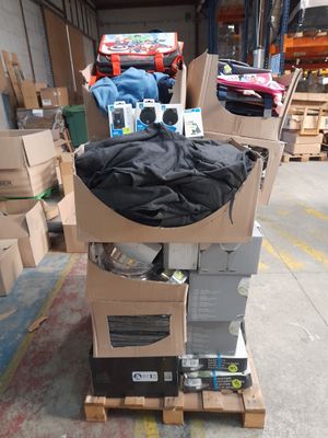 une pile de cartons posée sur une palette dans un entrepôt