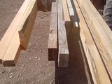 plusieurs morceaux de bois sont empilés les uns sur les autres pour former une pile