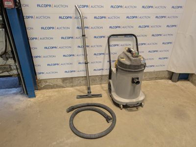 l'aspirateur se trouve à côté d'un tuyau, et ce tuyau est posé par terre