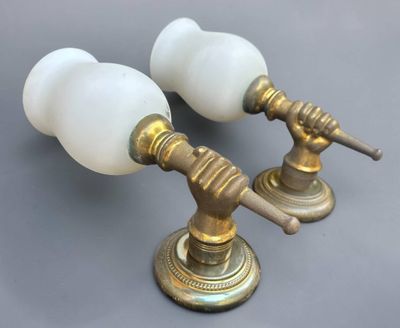 une paire de lampes de table anciennes en laiton avec des abat-jours en verre dépoli