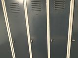 une rangée de casiers dans une pièce sans portes