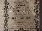 un vieux livre écrit posé sur une table