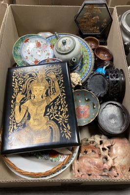 une boîte remplie d'objets assortis posée sur une table