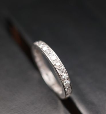 Alliance américaine en platine sertie de diamants. Poinçon M…