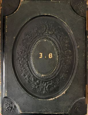 une horloge accrochée au mur sur laquelle figurent des chiffres