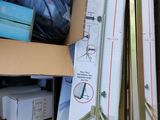une boîte en carton remplie d'objets de toutes sortes