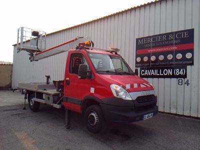 un camion rouge garé devant un bâtiment