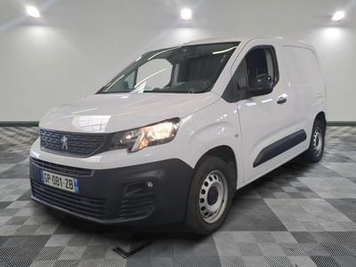 la photo d'une camionnette blanche sur un sol en damier