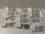 les nombreuses paires de lunettes de soleil posées sur la table