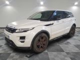 une photo d'un Land Rover blanc garé dans un garage