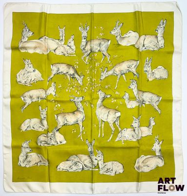 une image représentant une écharpe verte et blanche ornée de cerfs