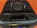 une radio posée sur une table