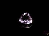 gros plan d'un diamant violet sur une surface noire