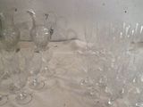 un grand nombre de verres à vin vides posés sur une table