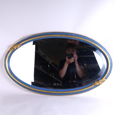 un homme se prenant en photo dans un miroir