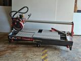 une photo d'une scie circulaire de table dans un garage