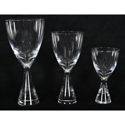 trois verres à vin posés l'un à côté de l'autre sur une table