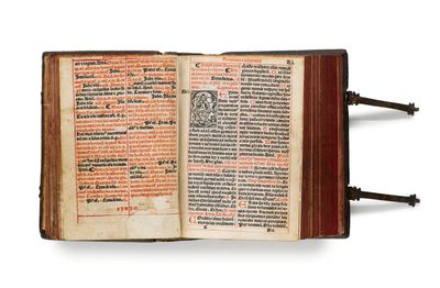 un livre ouvert, sur lequel repose une clé, posé sur une table