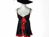 une image représentant un mannequin coiffé d'un chapeau noir et orné d'un ruban rouge