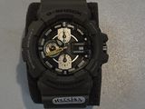gros plan d'une montre-bracelet sur une table