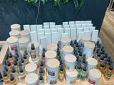de nombreuses bouteilles d'huiles essentielles exposées dans un magasin