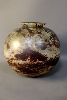 LORRAIN. Important vase boule en verre marmoréen.