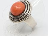 une image d'une bague sertie d'une pierre orange