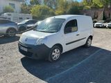 une petite camionnette blanche garée dans un parking