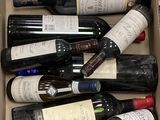 plusieurs bouteilles de vin dans une caisse sur la table