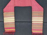 une écharpe rose à rayures multicolores et à franges