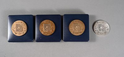 deux aimants bleus et dorés posés à côté d'un penny