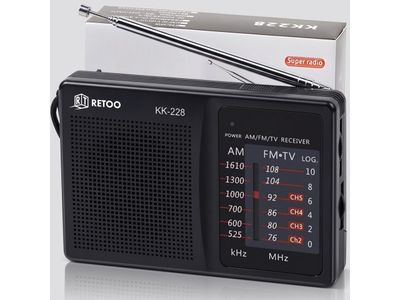 un gros plan d'une radio posée sur une table