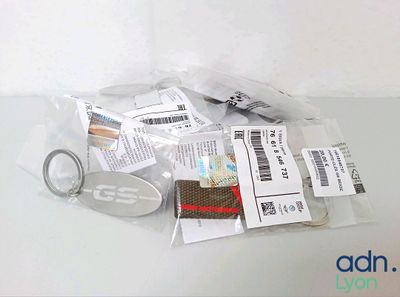 Lot de 19 porte-clés - BMW - KEYRING GS LOGO SILVER /GS BEIG…