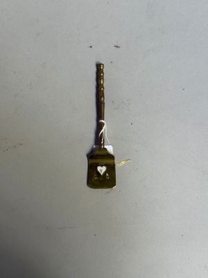 un petit morceau de métal suspendu au plafond