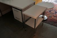 MOBILIER DE BUREAU en acier chromé, bois stratifié blanc et … (photo 2)